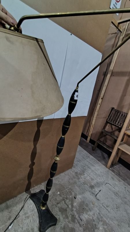 Lámpara de pie en madera y bronce con detalles en el brazo - imagen 4