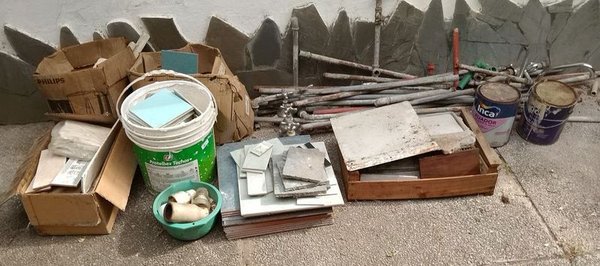 Lote de Materiales de Construcción: Caños Galvanizados, Cerámicas, Azulejos y Recortes de Mármol - imagen 1