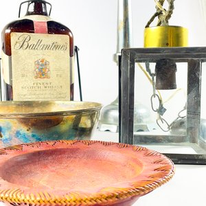 Lote de 5 piezas: Base de lámpara en peltre, centro de madera, moldura circular y botella de whisky con soporte - imagen 3