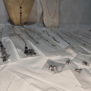 Lote de 50 Piezas de Joyería Surtida en Acero Quirúrgico: Collares, Carvanas y Anillos - imagen 5