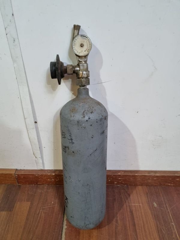 Balón de Gas Tipo Oxígeno con Regulador HYF-P6 y Manómetro - Coleccionismo Industrial