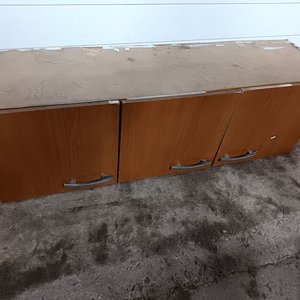 Lote siguiente: Mueble Aéreo de Madera con Tres Puertas