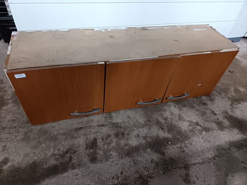 Mueble Aéreo de Madera con Tres Puertas