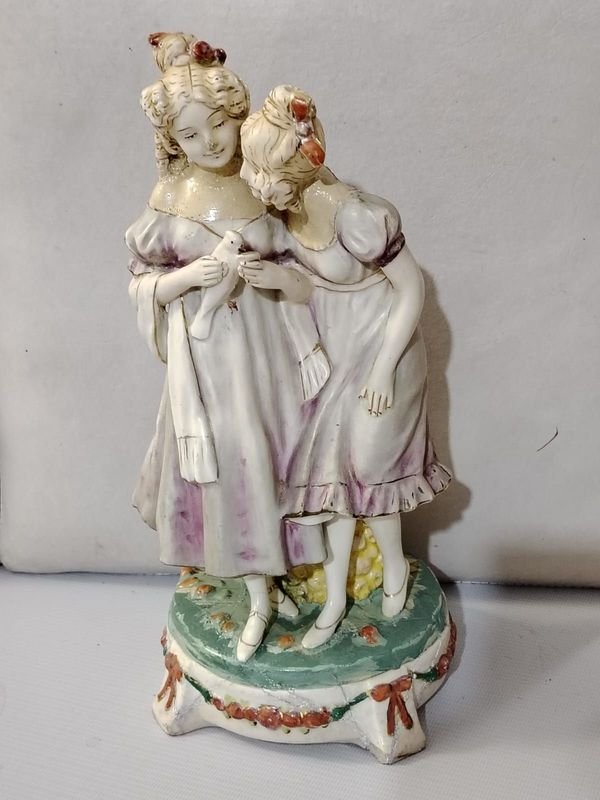 Lote anterior: Figura de porcelana de damas con detalles y base decorada