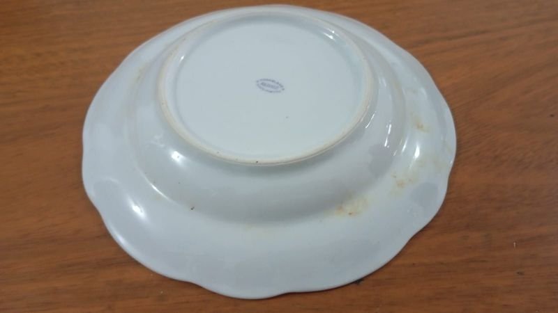 Platos de porcelana con bordes dorados y decoraciones florales - imagen 5