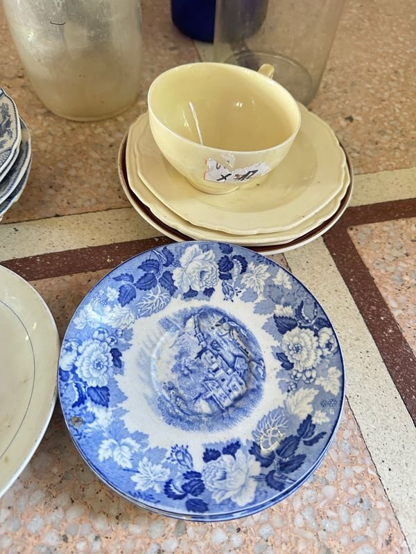 Colección de platos, vasos y accesorios para la mesa - imagen 4