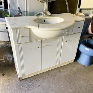Mueble de Baño Blanco con Mesada de Mármol y Dos Cajones - imagen 1