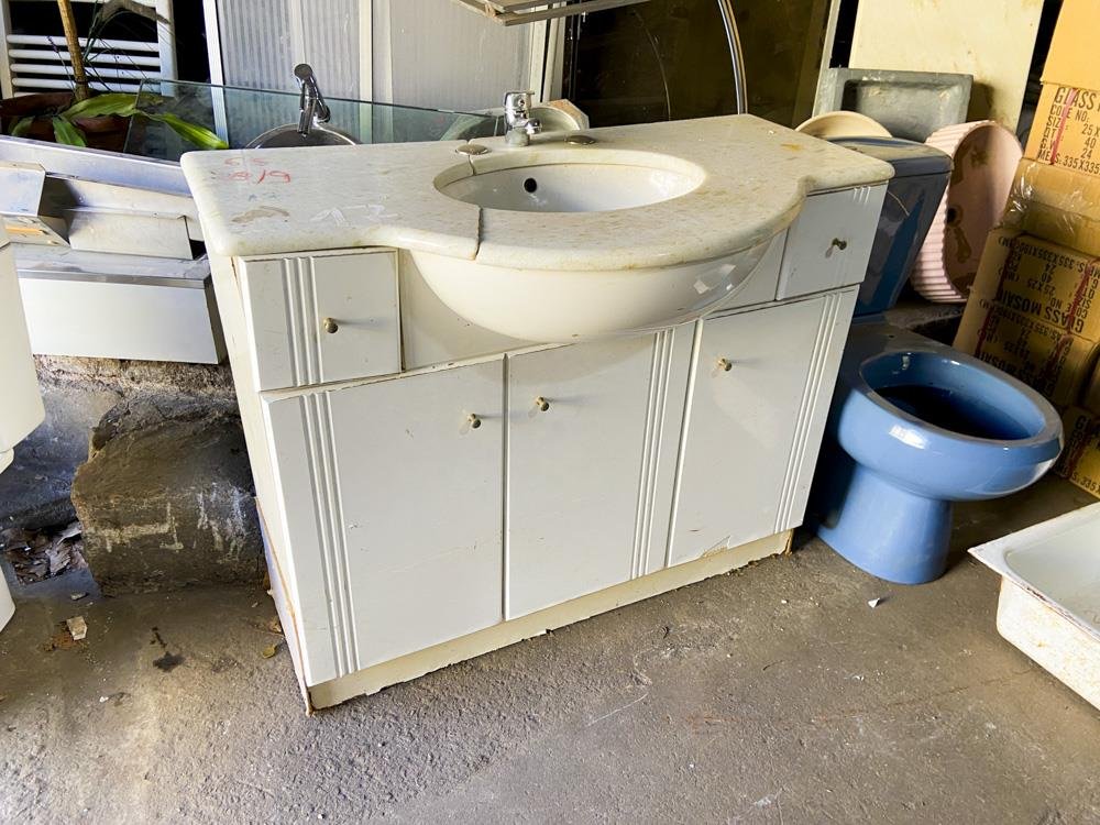 Mueble de Baño Blanco con Mesada de Mármol y Dos Cajones