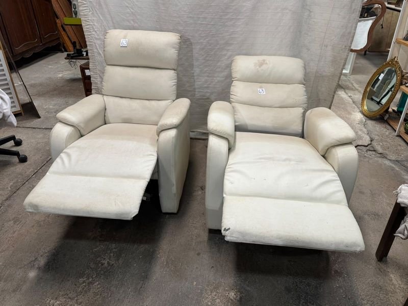 Par de Sillones Reclinables Blancos