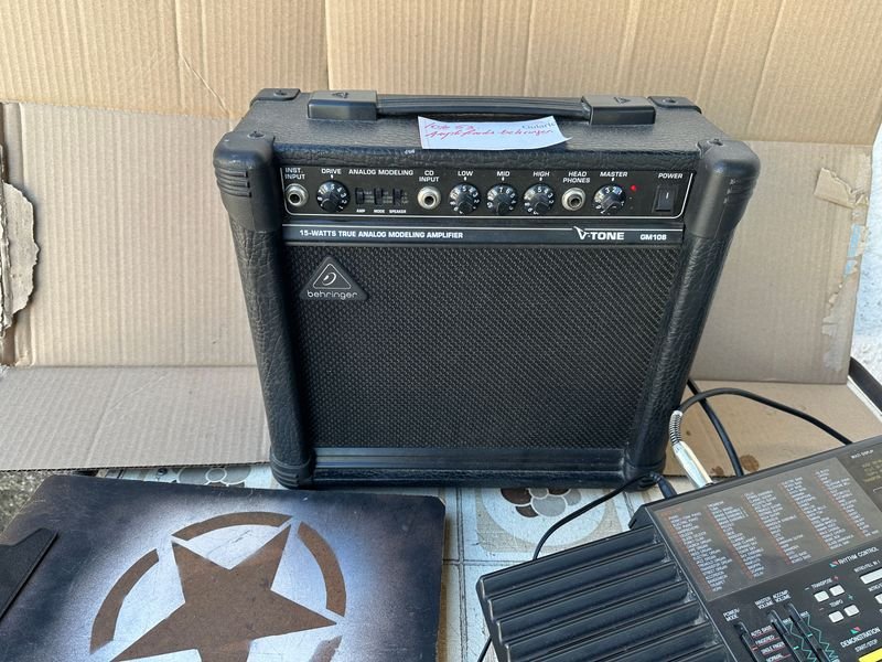 Lote siguiente: Amplificador de bajo Behringer en buen estado