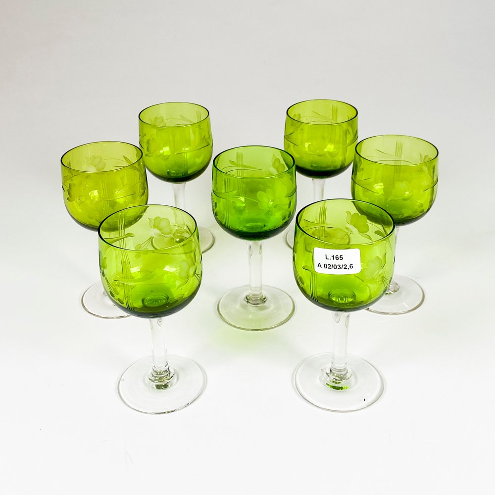 Lote siguiente: Siete copas de cristal color verdes