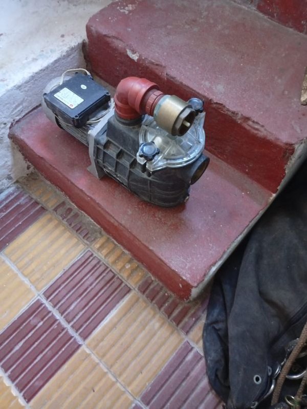Bomba con motor eléctrico en buen estado - imagen 2