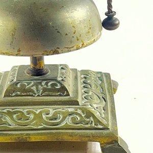 Timbre de Mesa Antiguo de Bronce con Detalles Ornamentales - imagen 2