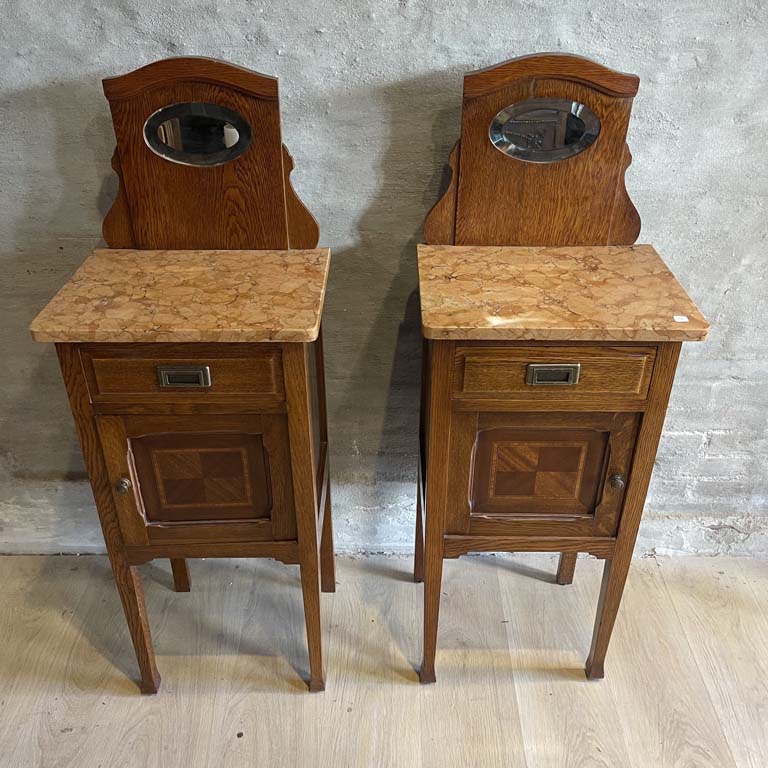 Lote anterior: Mesa de luz en roble con espejo biselado y cajón - Medidas: 42x32x117cm