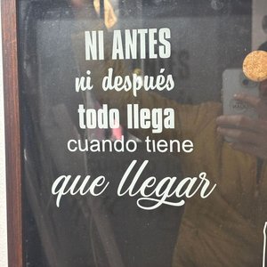 Cuadro Decorativo Temático de Vino con Corchos y Frase - imagen 2