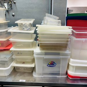 Lote de 30 Cubas Plásticas con Tapa, Tupper y Cajones - imagen 1