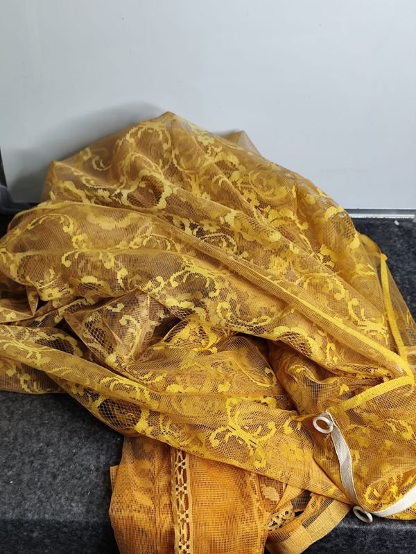 Dos Cortinas Antiguas de Tul Amarillo con Diseño Floral
