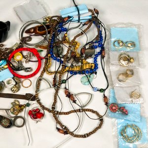 Lote de Bijouterie Variada para Dama: Collares, Pulseras y Aros - imagen 4