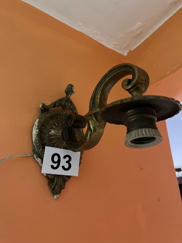 Lote siguiente: Aplique de Bronce con Decoración Orfebre