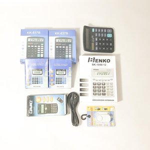 Lote siguiente: Lote de 9 piezas: 7 calculadoras, 1 cable RCA y 1 alarma de puerta
