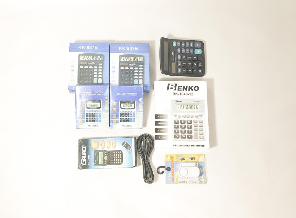 Lote de 9 piezas: 7 calculadoras, 1 cable RCA y 1 alarma de puerta