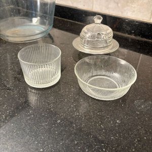 Lote de 11 Artículos de Vidrio: Bowl, Fuente, Azucarero y Pocillos - imagen 5