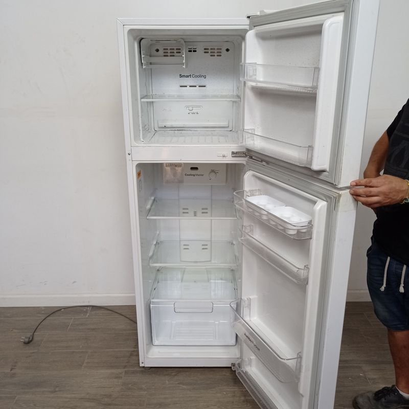 Heladera con freezer marca JAMES en buen estado - imagen 3