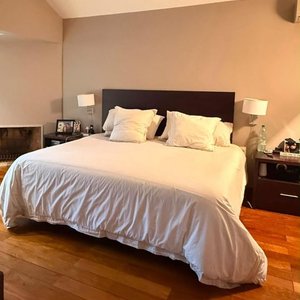 Lote siguiente: Juego de Dormitorio de Madera: Respaldo, Mesas de Luz y Cómoda