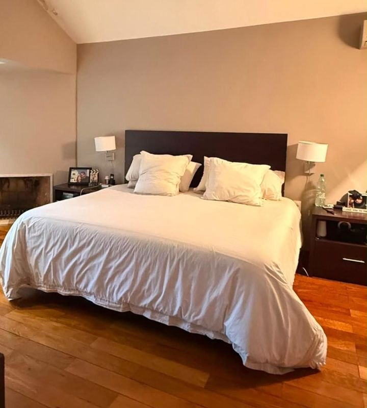 Juego de Dormitorio de Madera: Respaldo, Mesas de Luz y Cómoda