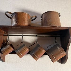 Lote siguiente: Repisa de Madera con Ganchos, 2 Jarras y 4 Tazas de Cobre