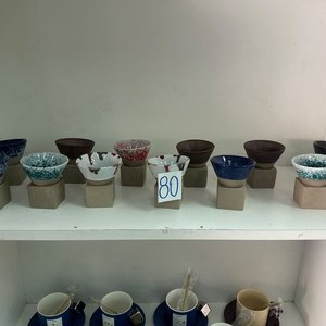 Lote de 12 Conos y Cuencos de Cerámica Artesanal - imagen 4