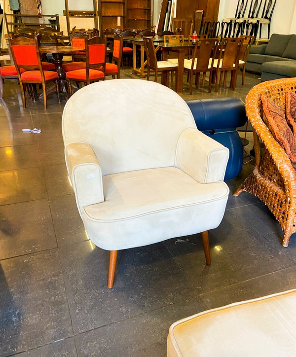Sillón de Estilo Inglés con Tapizado Floral y Patas de Madera - imagen 1
