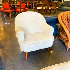 Lote anterior: Sillón de Estilo Inglés con Tapizado Floral y Patas de Madera