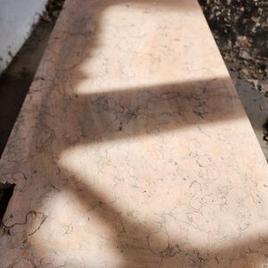 Banco Rústico con Asiento y Respaldo de Madera y Mármol Rosa - imagen 2