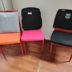 Lote de 3 Sillas de Comedor Tapizadas Rojas con Almohadones - imagen 1