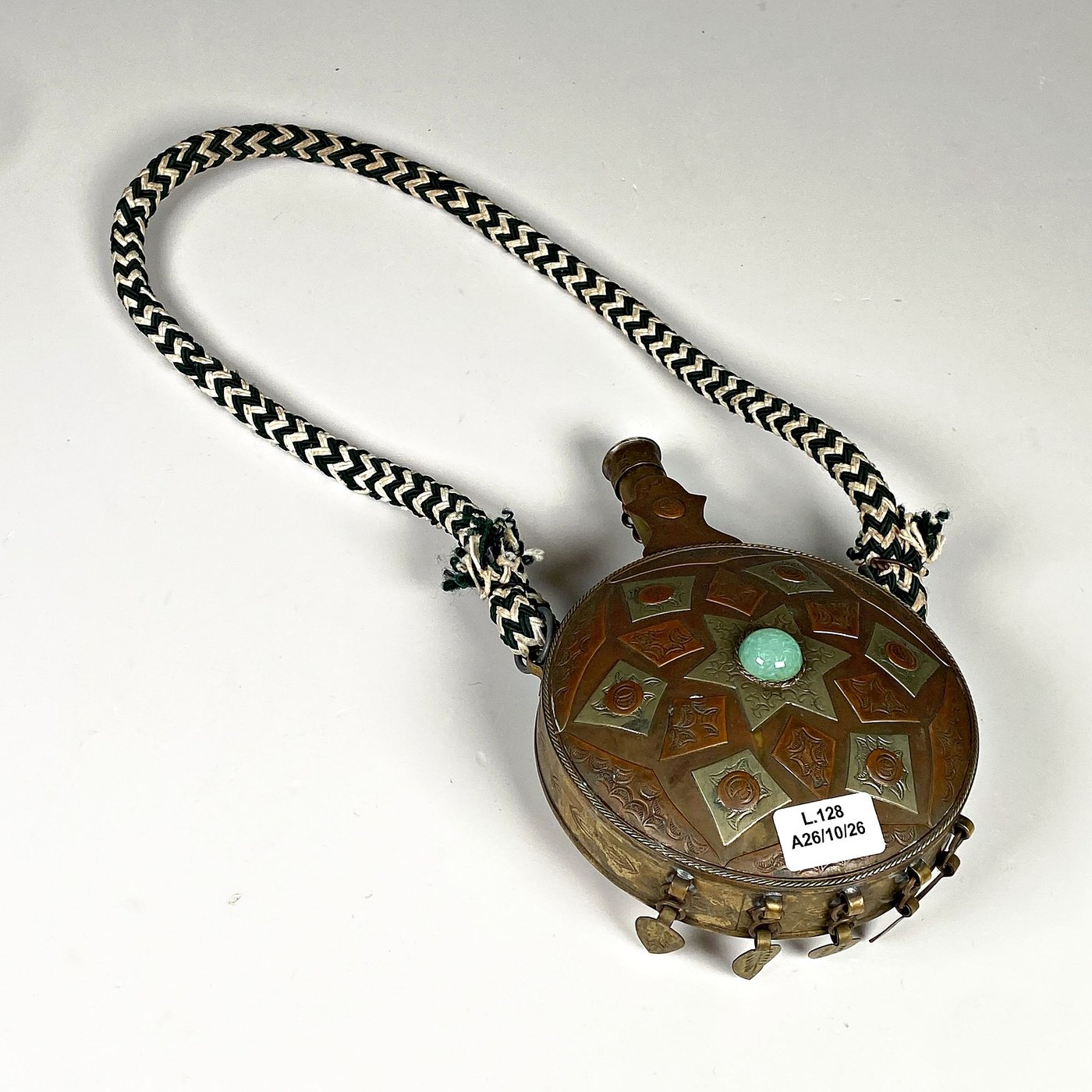 Cantimplora Antigua de Bronce y Cobre Decorada con Piedra Verde