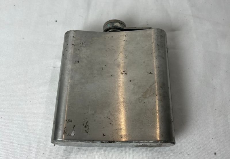 Petaca de plata con detalles en español - imagen 5