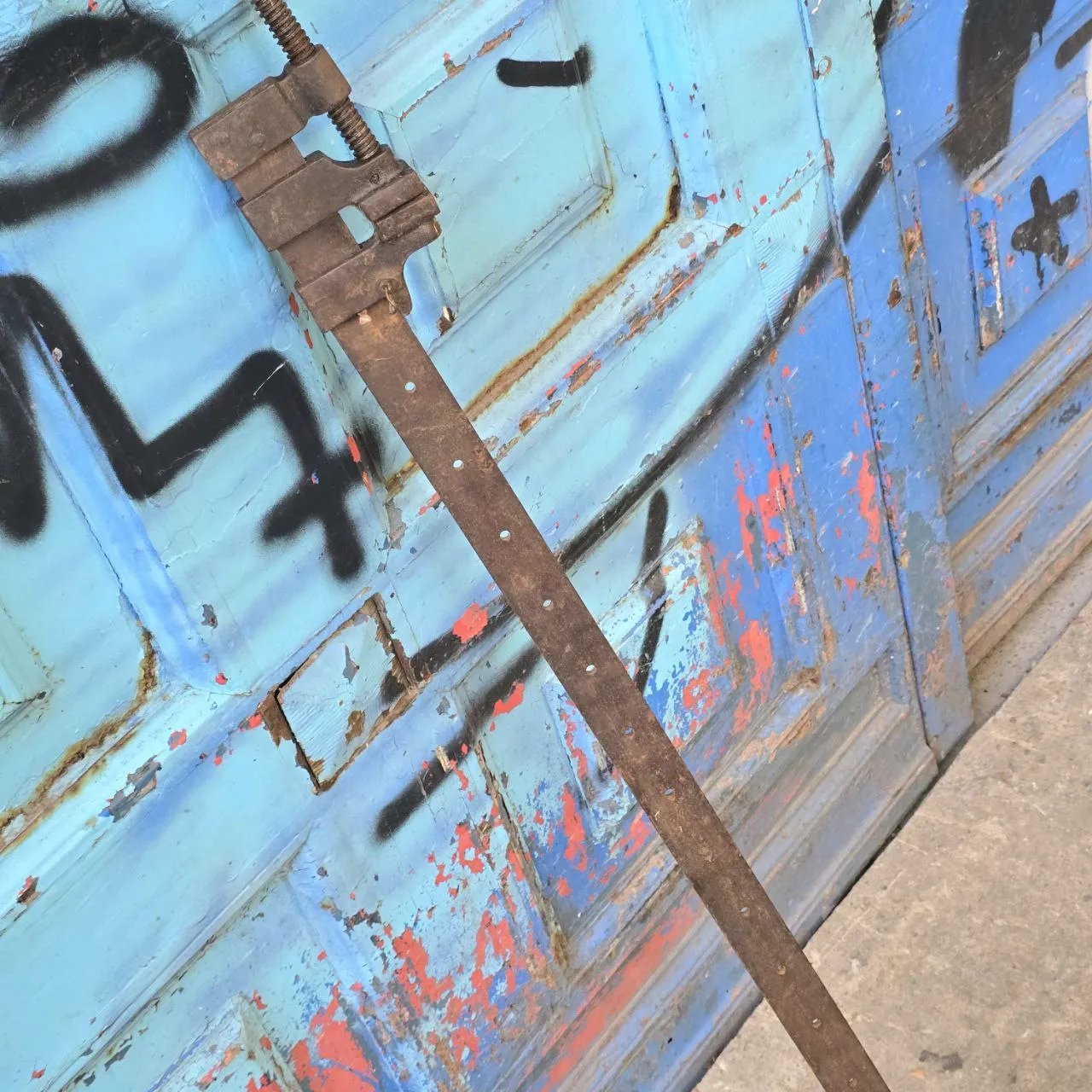 Puerta con grafiti y accesorios de metal - imagen 3
