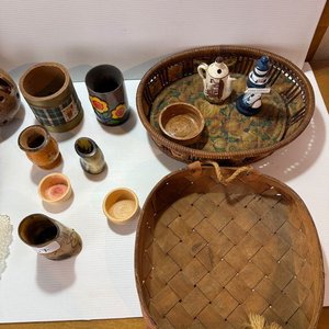 Lote de Adornos Varios: Ceniceros, Bandejas Tejidas y Más - imagen 8