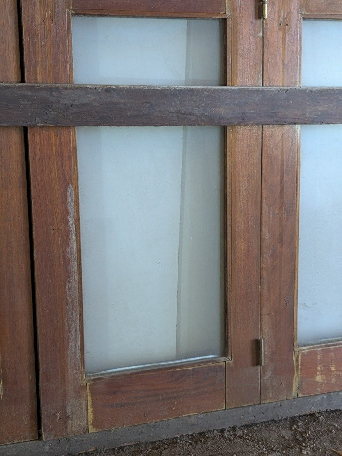 Puerta de madera con tres hojas batientes y marco - imagen 5