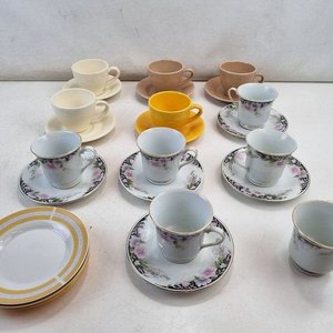 Lote siguiente: Set de 11 Tazas y 13 Platillos de Café - Porcelana y Cerámica