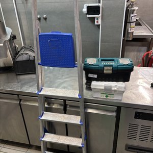 Escalera de Aluminio de 5 Escalones con Caja de Herramientas y Botiquín - imagen 1