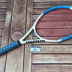 Raqueta de tenis marca Wilson N5,3 HY Brid, con encordado y grip colocado; usada, con desgaste propio del uso. - imagen 2