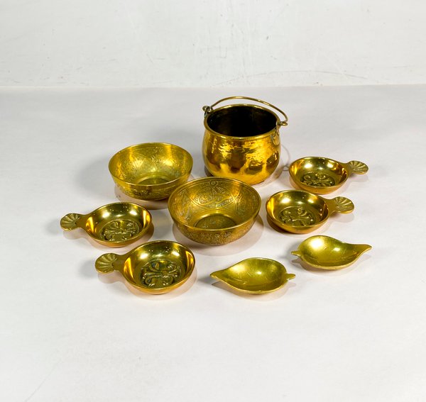 Lote de 9 Piezas de Bronce: Ollitas, Despojadores y Centros Decorativos - imagen 1
