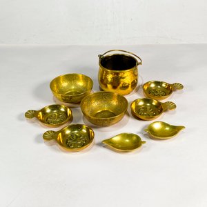 Lote siguiente: Lote de 9 Piezas de Bronce: Ollitas, Despojadores y Centros Decorativos