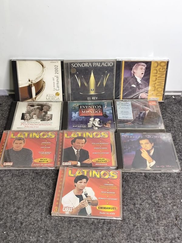 Lote de 12 CDs de Música Variada: Latinos, Plácido Domingo y más