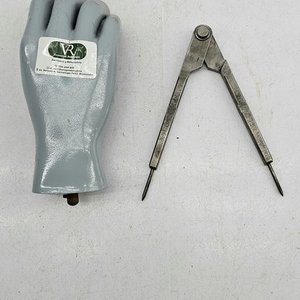 Compás de Hierro Antiguo con Soporte de Mano - imagen 2