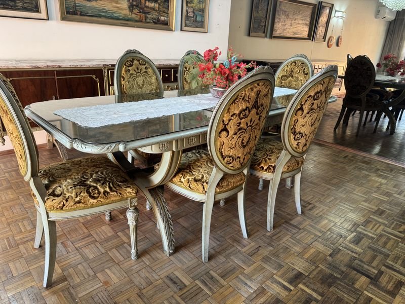 Excepcional juego de comedor estilo Francés con mesa extendible y 6 sillas tapizadas en Brocato - imagen 2