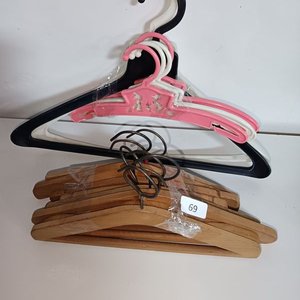 Lote de Perchas de Madera y Plástico - imagen 1