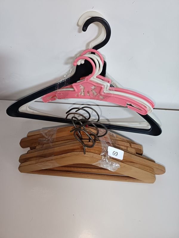 Lote de Perchas de Madera y Plástico